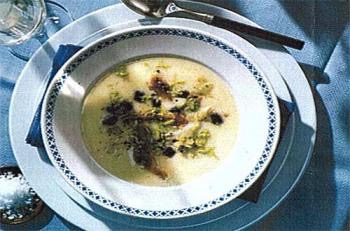Selleriecremesuppe mit Pumpernickel-Croutons