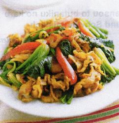 Gebratenes Curry mit Spinat und Schweinefleisch.